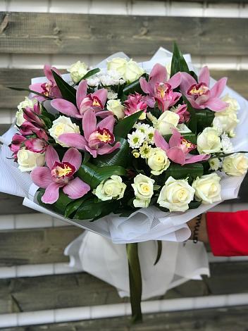Букет цветов из: Розы и Хризантемы в Москве