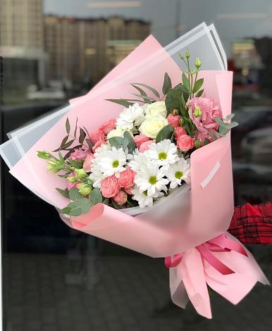 Букет цветов из: Розы, Лизиантусы и Хризантемы в Москве